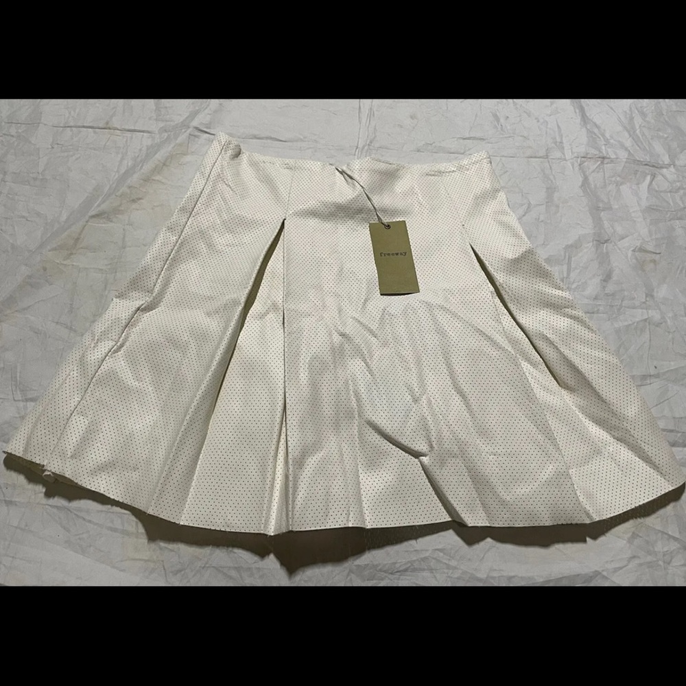 NWT Freeway Ivory Faux Leather pleated skirt. Size M.